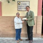 Un responsable de la Fundación Caja Rural del Sur entrega una donación a las Hijas de la Caridad.