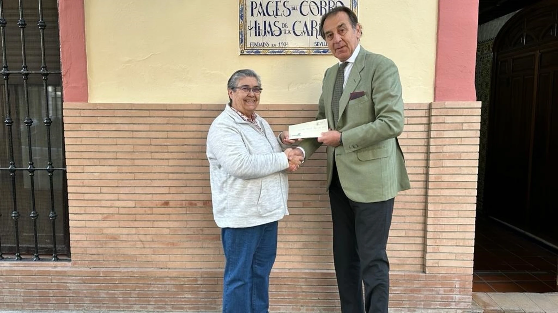 Un responsable de la Fundación Caja Rural del Sur entrega una donación a las Hijas de la Caridad. CAJA RURAL DEL SUR 27/12/2023