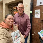 Personal y los usuarios de ATADI colocan los pictogramas