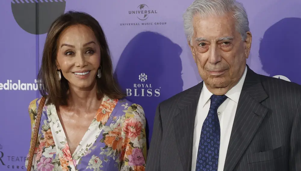 El escritor peruano y Premio Nobel de Literatura, Mario Vargas Llosa (d), y su pareja, la socialité hispano-filipina Isabel Preysler 