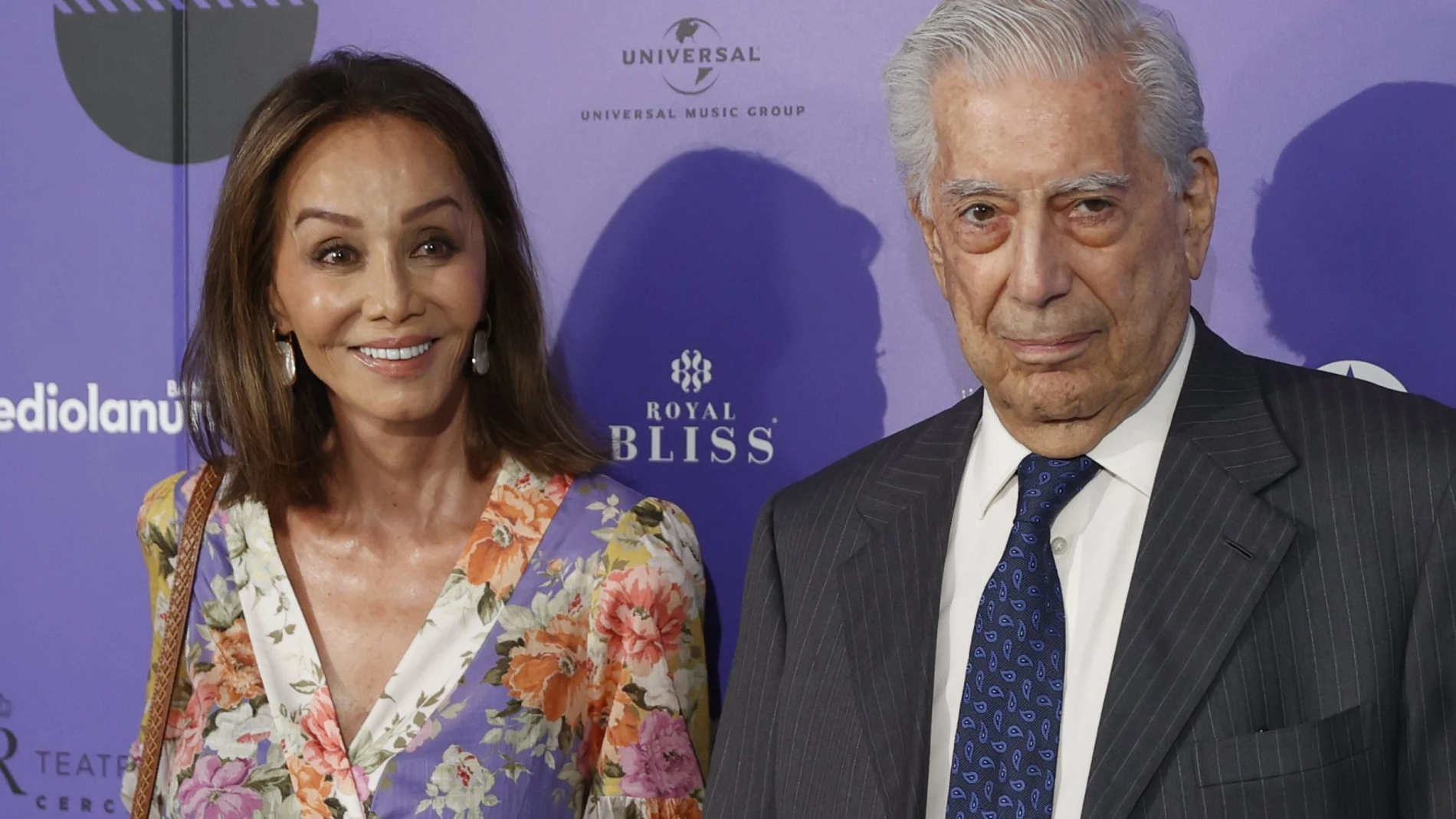 El escritor peruano y Premio Nobel de Literatura, Mario Vargas Llosa (d), y su pareja, la socialité hispano-filipina Isabel Preysler 