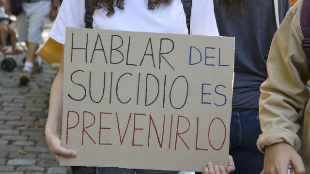 Una persona muestra una pancarta que reza 'Hablar de suicidio es prevenirlo' durante una manifestación para exigir un Plan Nacional de Prevención del Suicidio, a 10 de septiembre, en Madrid (España)