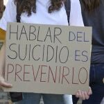 Una persona muestra una pancarta que reza 'Hablar de suicidio es prevenirlo' durante una manifestación para exigir un Plan Nacional de Prevención del Suicidio, a 10 de septiembre, en Madrid (España)