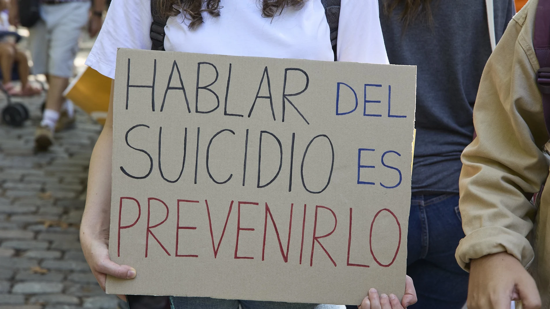 Una persona muestra una pancarta que reza 'Hablar de suicidio es prevenirlo' durante una manifestación para exigir un Plan Nacional de Prevención del Suicidio, a 10 de septiembre, en Madrid (España)