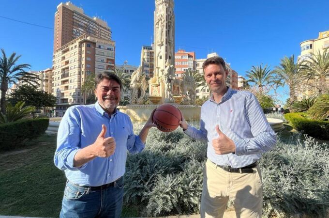 El alcalde de Alicante, Luis Barcala, y el concejal de Deportes, Toni Gallego, en la plaza de los Luceros.