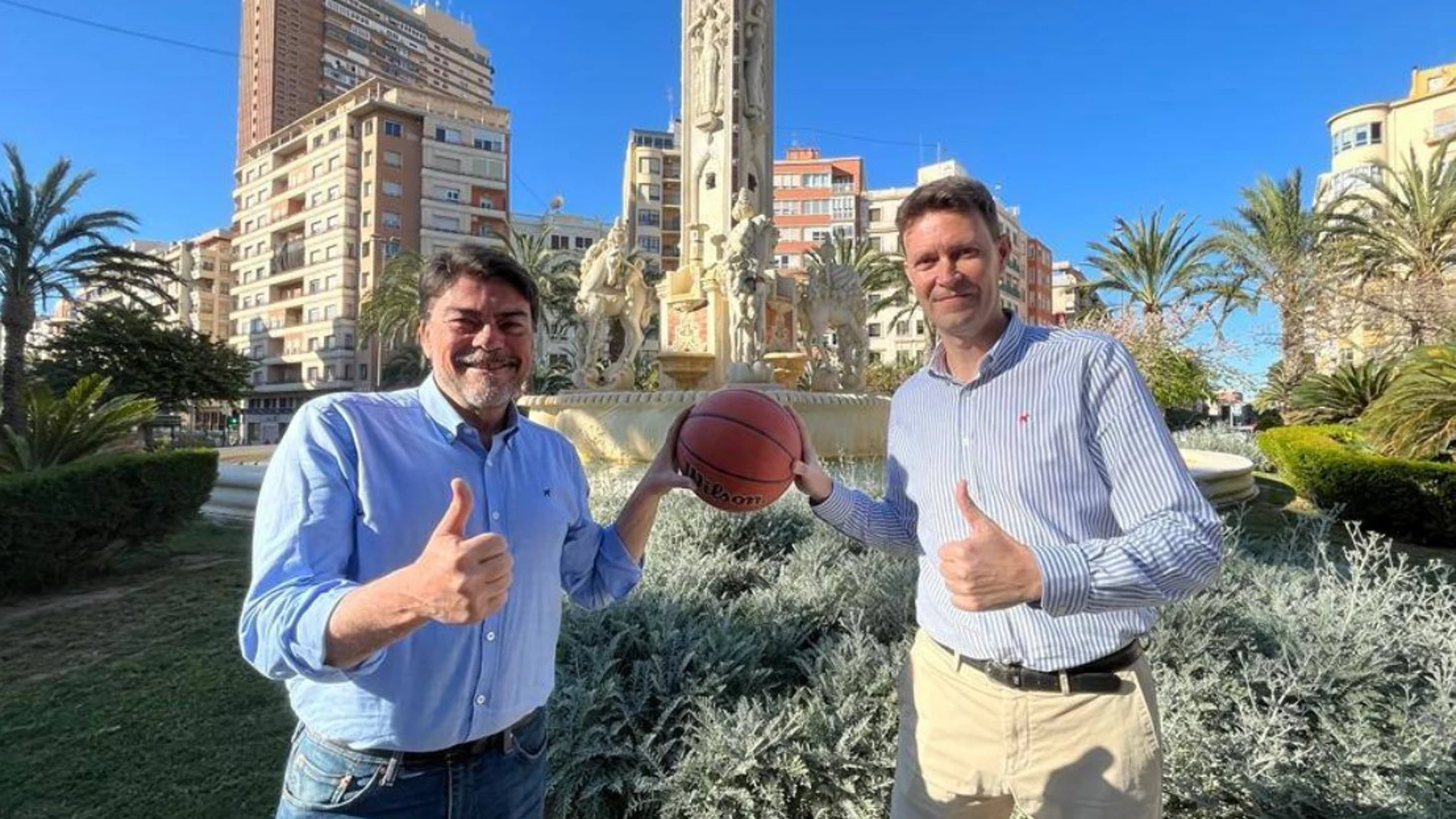 El alcalde de Alicante, Luis Barcala, y el concejal de Deportes, Toni Gallego, en la plaza de los Luceros.
