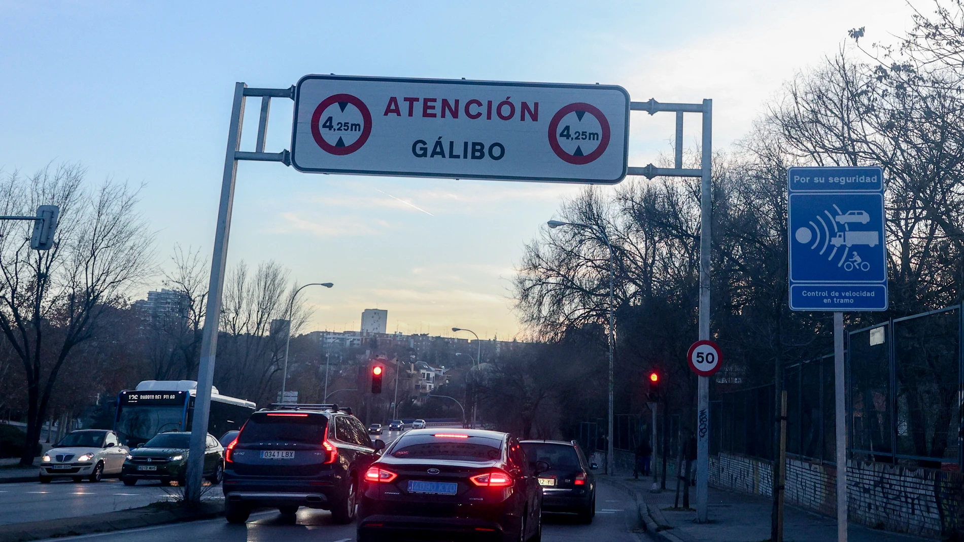 Una señal de radar de tramo en la calle Sinesio Delgado, a 27 de diciembre de 2023, en Madrid (España). Los radares de tramo en dos direcciones de la calle Sinesio Delgado, en el distrito de Moncloa-Aravaca, comienzan a multar desde el 15 de enero, una vez superado el periodo de aviso de cuatro meses, han informado a Europa Press desde el área de Urbanismo, Medio Ambiente y Movilidad. El Ayuntamiento explicaba que el objetivo de la implantación de estos radares es reducir la velocidad en el r...