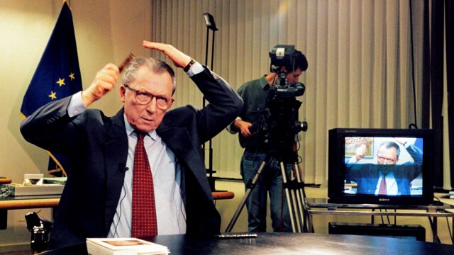 El presidente de la Comisión Europea, Jacques Delors, se peina antes de ser entrevistado por la cadena de televisión francesa France 2 en el edificio "Breydel" de la UE, en Bruselas, el 14 de noviembre de 1994. 