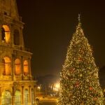 El Coliseo romano y un arbol de navidad. Roma en Navidad