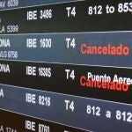 Dos vuelos cancelados en una pantalla de un aeropuerto español