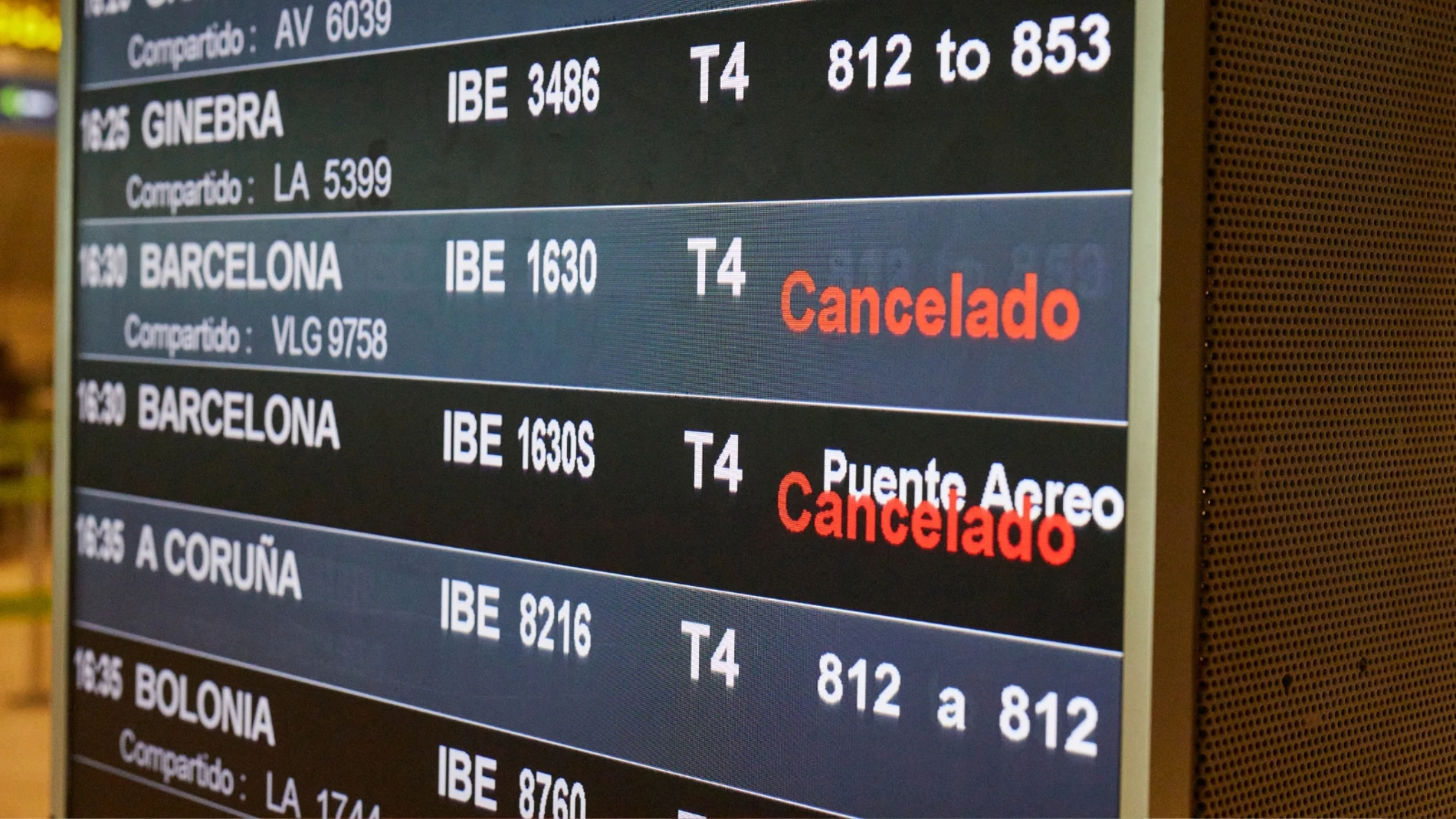 Dos vuelos cancelados en una pantalla de un aeropuerto español