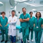 El apoyo de la Fundación Mutua permitió al equipo del doctor Hernández Oliveros (en el centro) lograr un hito mundial en trasplantes