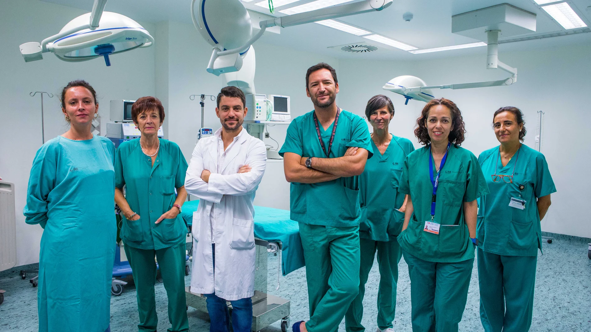 El apoyo de la Fundación Mutua permitió al equipo del doctor Hernández Oliveros (en el centro) lograr un hito mundial en trasplantes