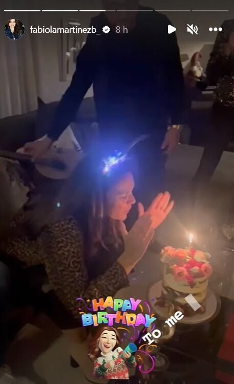 Fabiola Martínez soplando las velas durante su cumpleaños