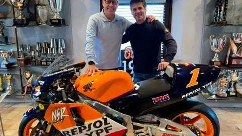 Ernest Riveras junto al expiloto Álex Crivillé