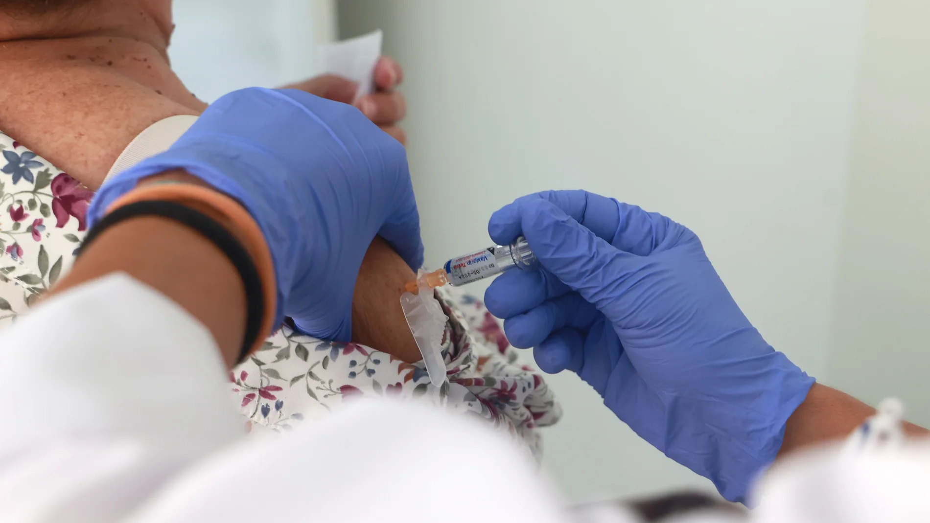 Una mujer se vacuna contra el virus de la gripe