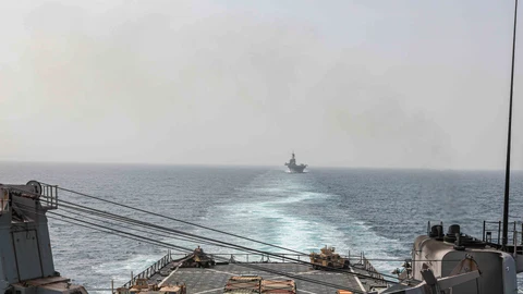 El buque de desembarco anfibio USS Carter Hall y el buque de asalto anfibio USS Bataan transitan por el estrecho de Bab al Mandeb