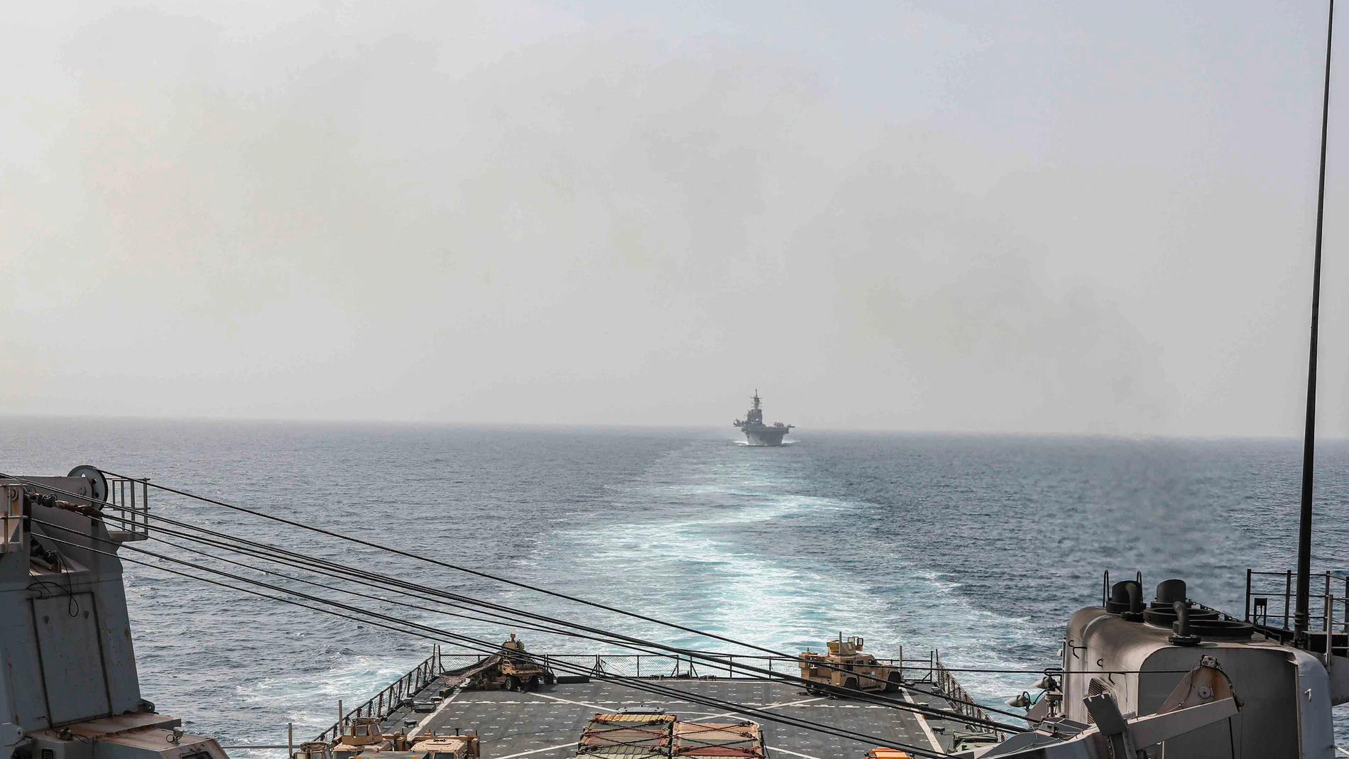 El buque de desembarco anfibio USS Carter Hall y el buque de asalto anfibio USS Bataan transitan por el estrecho de Bab al Mandeb 