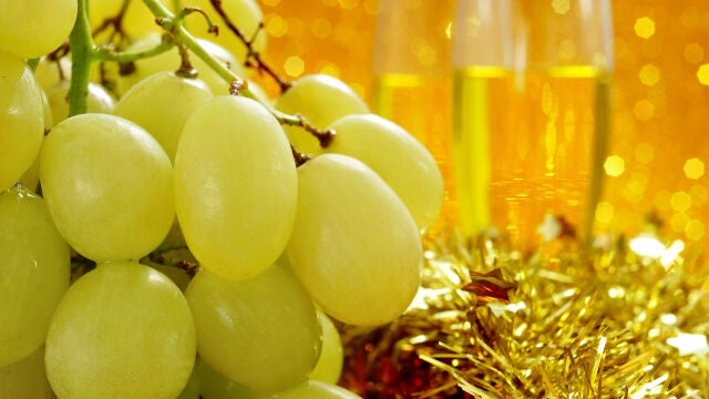 Las doce uvas de la suerte es una tradición que tiene lugar en España y en algunos países latinoamericanos