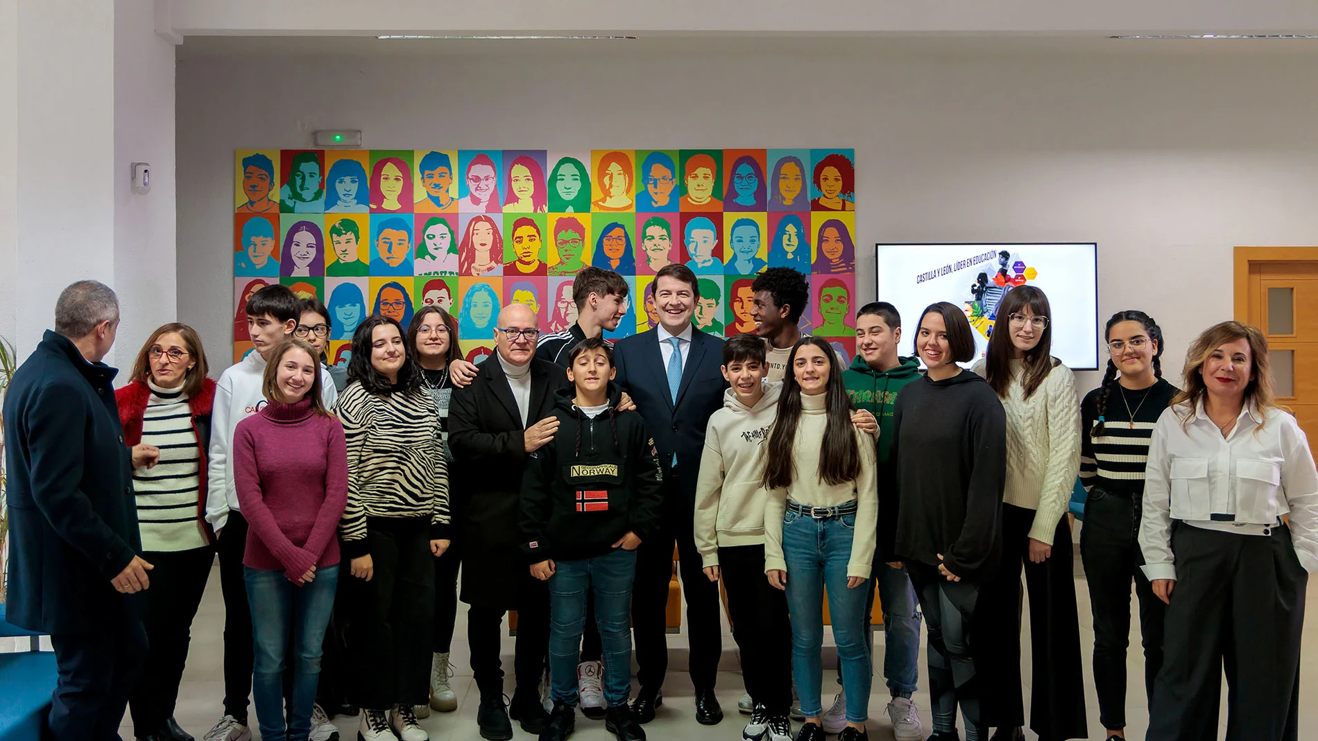 El presidente de Castilla y León, Alfonso Fernández Mañueco, despide el año con los alumnos y profesores del IES María de Molina de Zamora