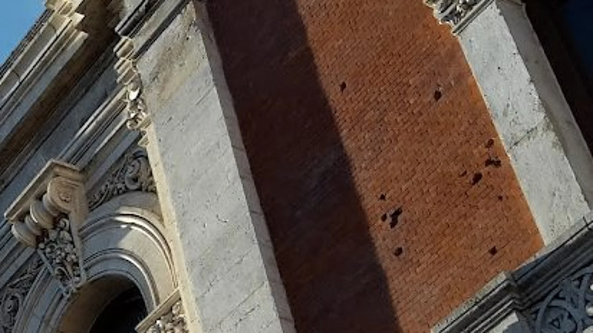 Marcas de los disparos en la fachada del ayuntamiento de Valladolid