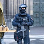 Las autoridades alemanas dicen que han detenido a tres personas más en relación con una supuesta amenaza a la catedral de Colonia 