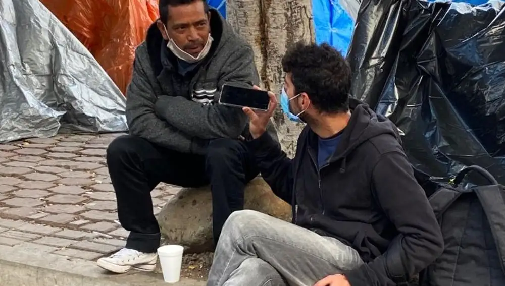 Javier Villaverde junto al hondureño Adán Oviedo en el campamento de migrantes de El Chaparral en Tijuana (México) en marzo de 2021.