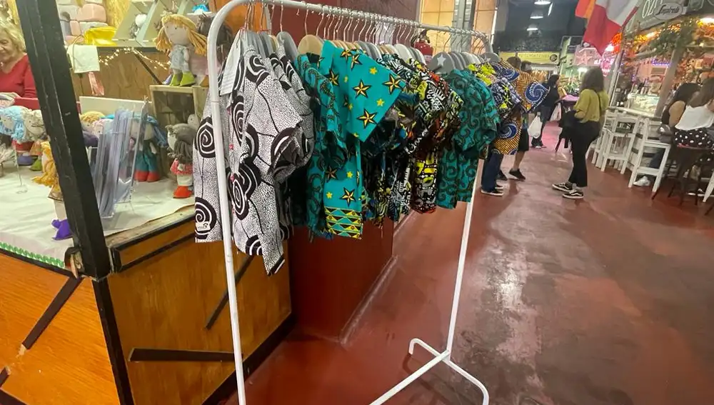 Camisas infantiles elaboradas con tejidos africanos diseñadas por Carmena