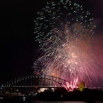 Explosión de fuegos artificiales sobre el puerto de Sídney al comienzo de las celebraciones de Año Nuevo