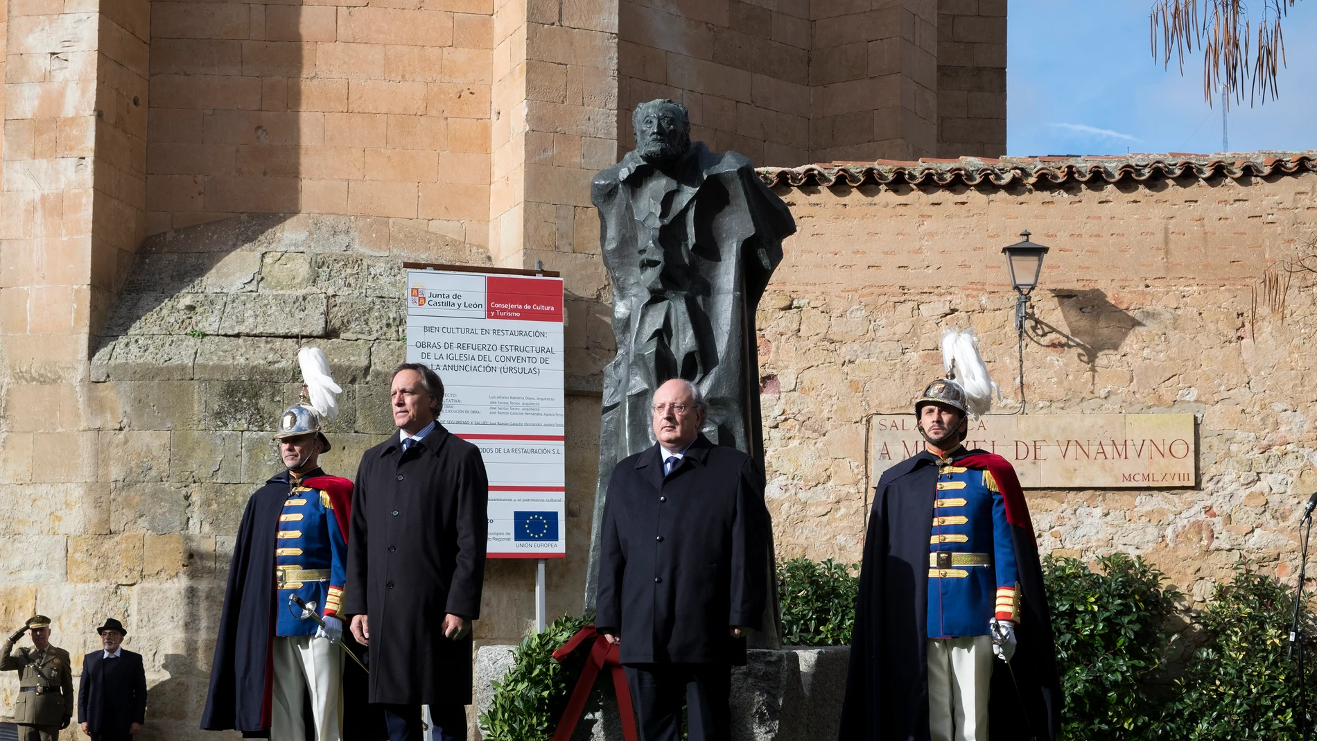 El presidente del CES, Enrique Cabero, realiza la ofrenda floral en homenaje a Miguel Unamuno, junto al alcalde de Salamanca, Carlos García Carbayo