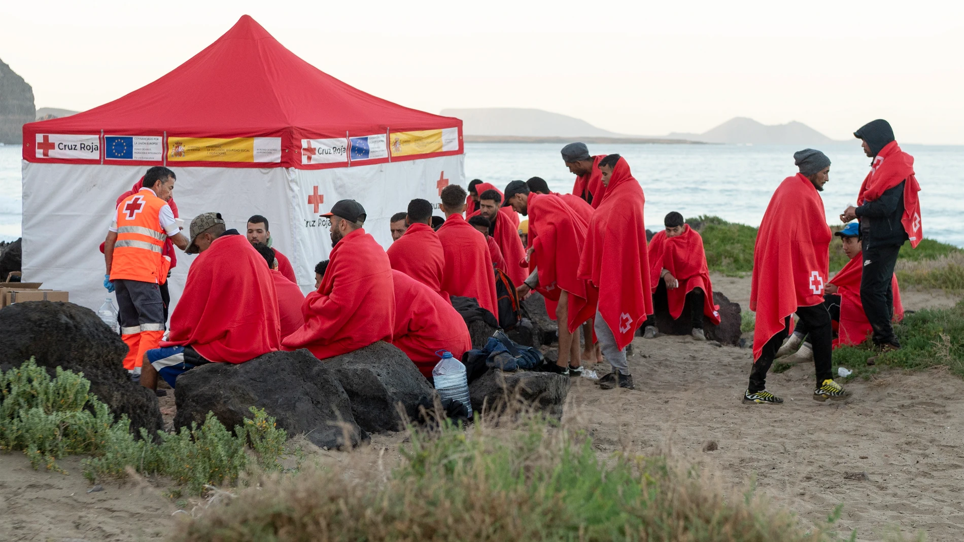 GRAFCAN3209. HARÍA (LANZAROTE), 31/12/2023.- Una embarcación con 30 migrantes, entre ellos dos mujeres, ha logrado alcanzar la costa norte de Lanzarote, según ha informado el Consorcio de Emergencias de esa isla.EFE/ Adriel Perdomo 