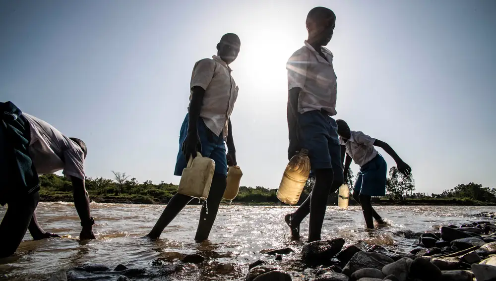 Niños del colegio público de Kambrembo cogiendo agua del río Nzoia en Kenia.