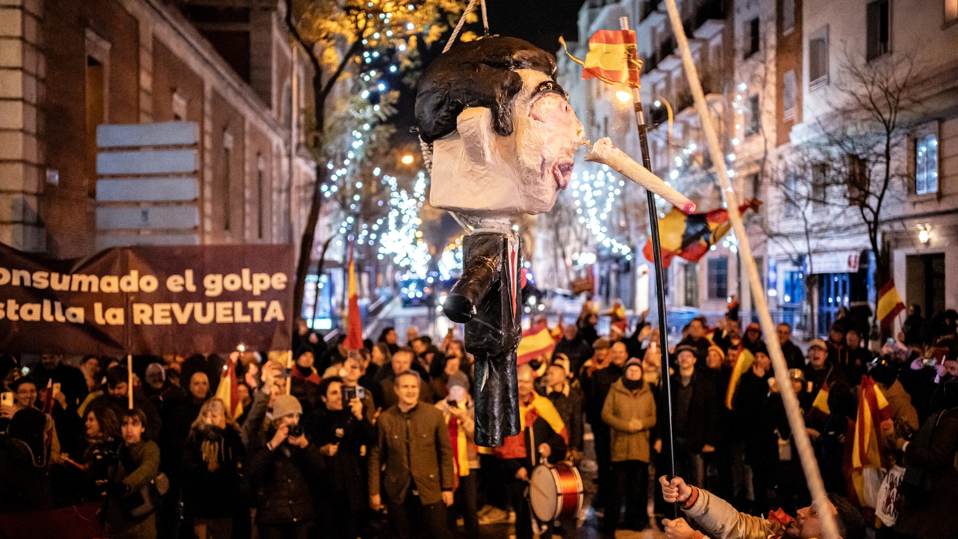 MADRID.-El PSOE estudia "todas las vías legales" frente a la concentración en Ferraz en la que se apaleó un muñeco de Sánchez
