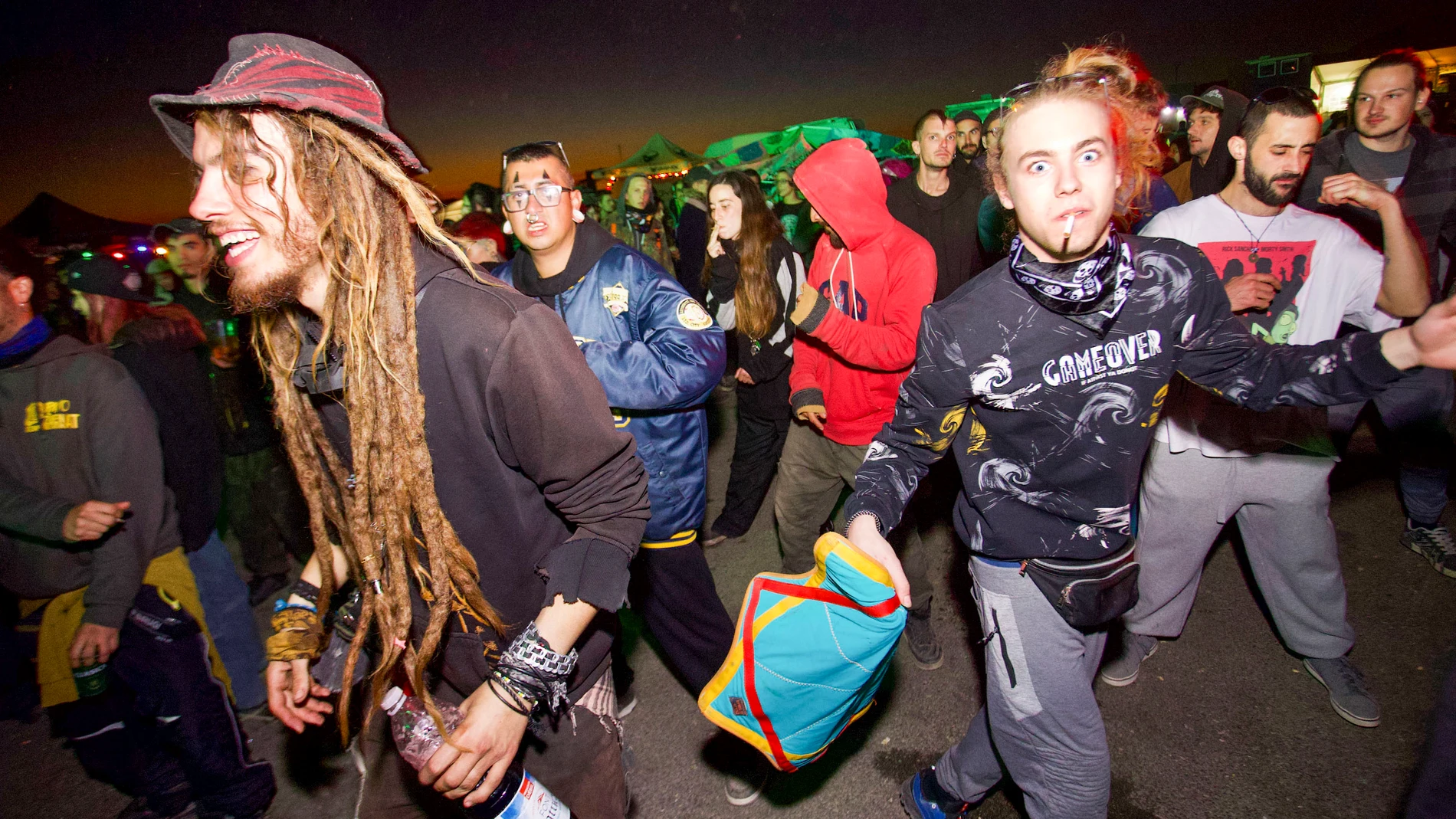 FUENTE ÁLAMO (MURCIA), 01/01/2024.- Unas cinco mil personas se encuentran concentradas desde el pasado sábado en una fiesta clandestina o 'rave' en Fuente Álamo (16.000 habitantes) bajo la denominación 'big fucking party' ubicada en el circuito municipal de velocidad de esta localidad a 38 kilómetros de Murcia capital, y que sigue activa a través de una convocatoria hecha solamente a través de redes sociales. EFE/Juan Carlos Caval 