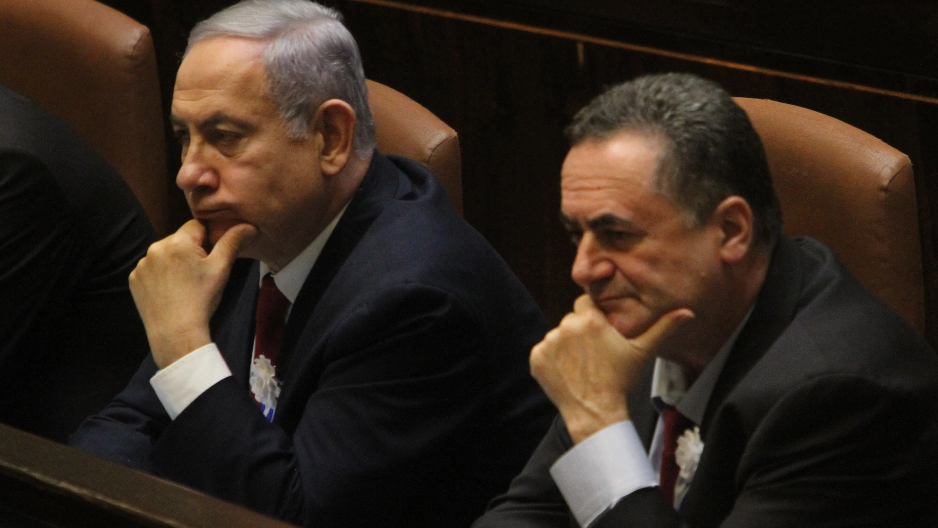 JERUSALEM, Oct. 4, 2019 Israeli Prime Minister Benjamin Netanyahu (L) and Foreign Minister Yisrael Katz attend a swearing-in ceremony of the Knesset in Jerusalem, Oct. 3, 2019. Israeli lawmakers were sworn into the new parliament, or Knesset, on Thursday afternoon, without a new government formed, after tight results in the country's do-over elections caused a political deadlock. . The ceremony marked the inauguration of Israel's 22nd Knesset. (Photo by Gil Cohen Magen/Xinhua) (Foto de ...