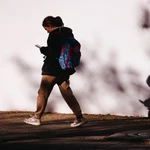 Jóvenes con teléfonos móviles a la salida del colegio.