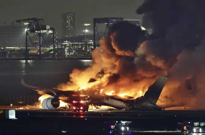 Aterrizaje milagroso de un avión con 400 pasajeros envuelto en llamas en el aeropuerto de Tokio tras chocar con otra aeronave