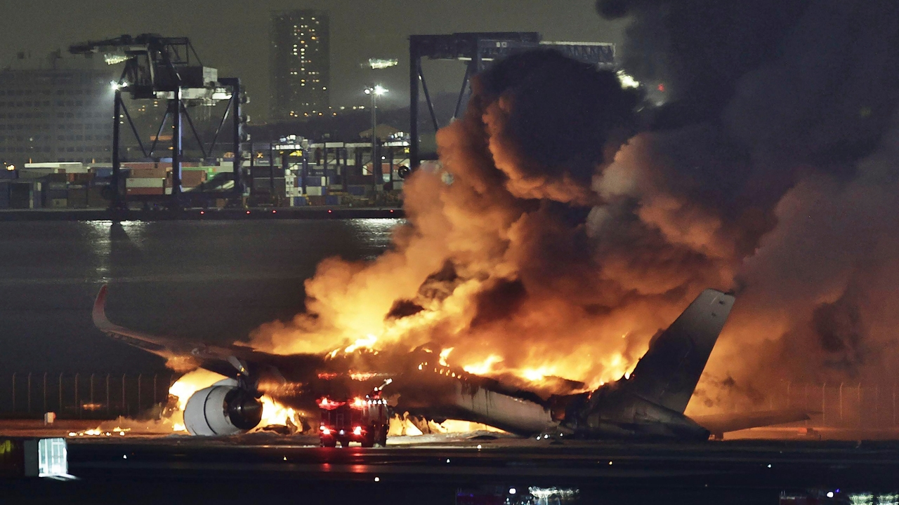 Miraculous landing of a plane with 400 passengers engulfed in flames at Tokyo airport after colliding with another aircraft