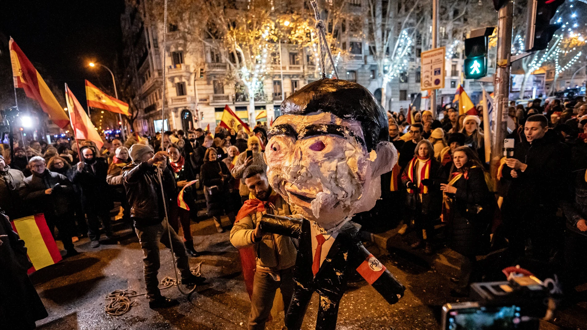 Decenas de personas celebran la entrada del año nuevo en la calle Ferraz, a 1 de enero de 2024, en Madrid (España).