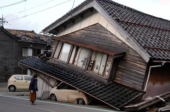 Japón evalúa los daños causados por un potente seísmo que deja decenas de muertos