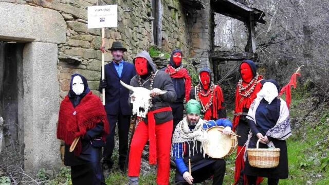 Vecinos de Triufé (Zamora) celebran la mascarada de los Visparros
