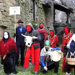 Vecinos de Triufé (Zamora) celebran la mascarada de los Visparros