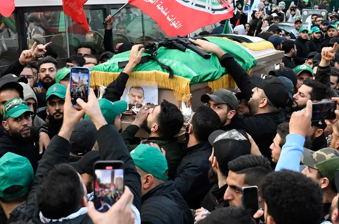 Miles de personas participan en el funeral en Beirut del 