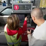 Una trabajadora ayuda a un hombre a repostar combustible en las inmediaciones de la gasolinera Petroprix de Ribadeo.