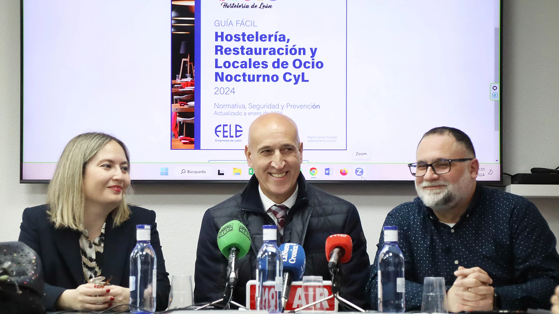 El alcalde de León, José Antonio Diez (C) con el presidente de la Asociación de Hostelería de León, Óscar García y la concejala de consumo, Camino Orejas