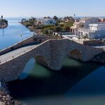 El Puente de la Risa está situado en La Manga del Mar Menor