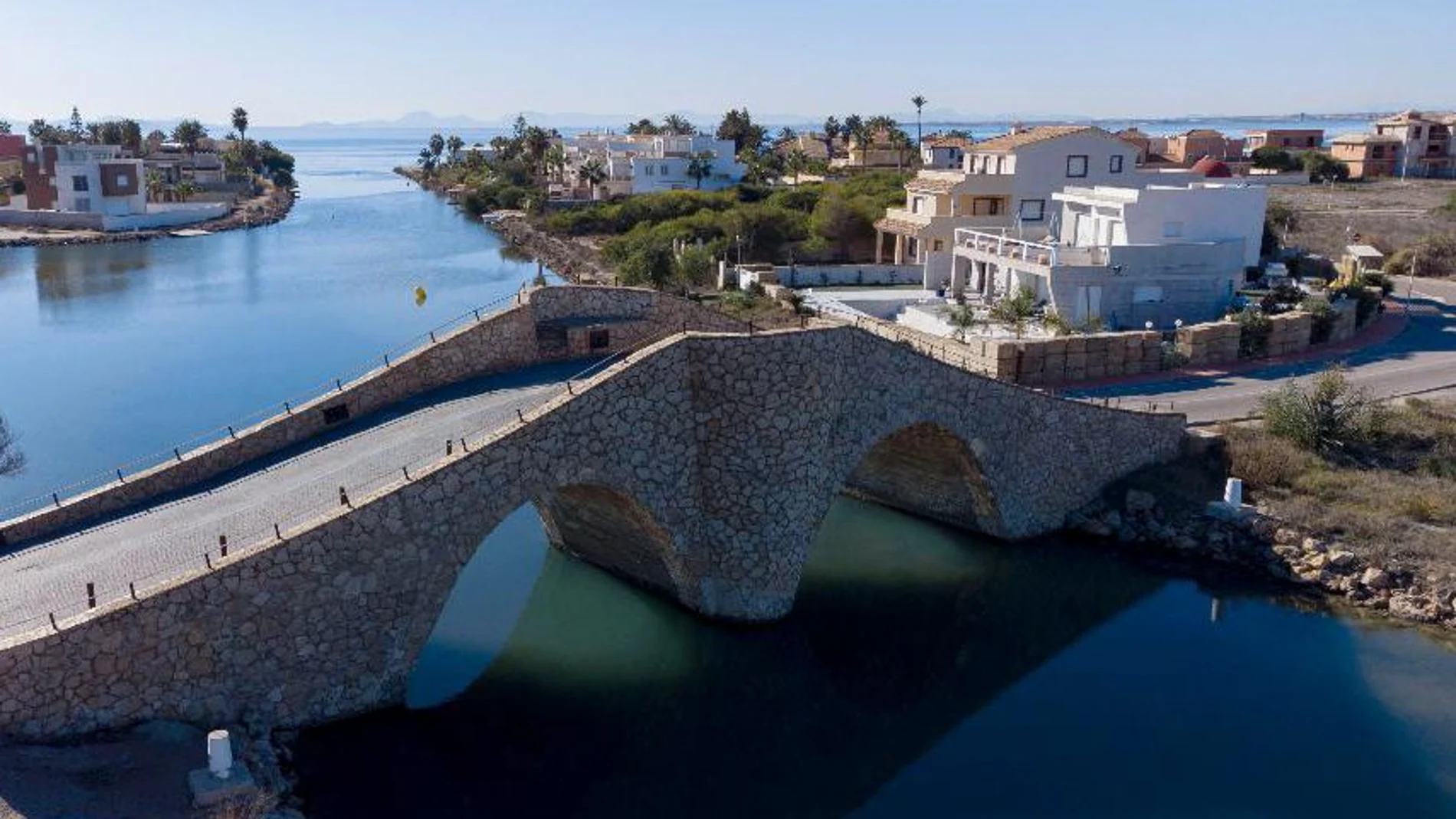El Puente de la Risa está situado en La Manga del Mar Menor