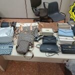 Intervienen más de una treintena de bolsos falsificados a dos vendedores ambulantes en calles del centro de València