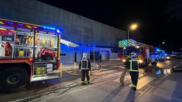 Un incendio en un garaje obliga a desalojar varios portales en Alcobendas