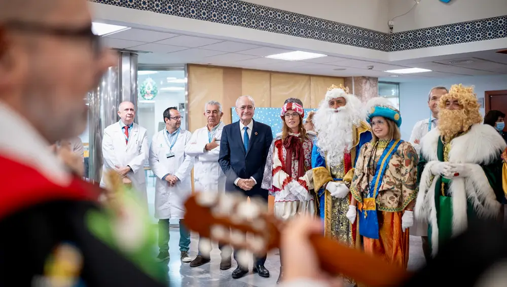 De la Torre, acompañando a los Reyes Magos en un hospital de Málaga